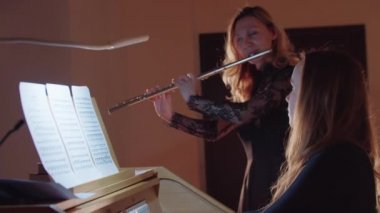 Müzik provası - Hıristiyan kilisesinde müzik çalan kadın flütçü ve orgcu