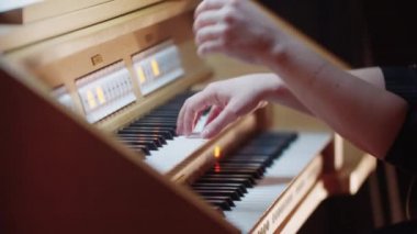 Müzik provası - kilisede müzik çalan kadın orgcunun elleri