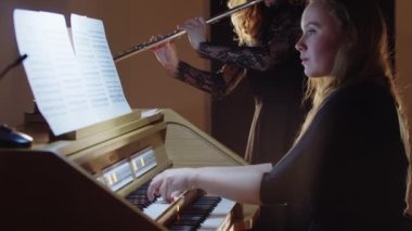 Müzik provası - flütçü ve müzik çalan orgcu
