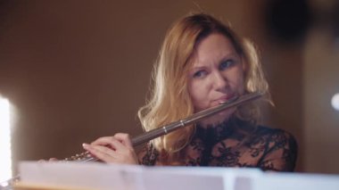 Müzik provası - kilisede flüt çalan kadın