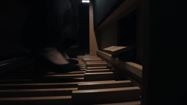 Νεαρή γυναίκα που παίζει όργανο με τα πόδια της — Αρχείο Βίντεο