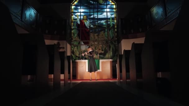 Giovane flautista donna che suona musica nella chiesa cristiana — Video Stock