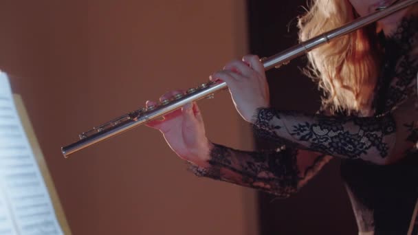 Μουσική πρόβα - γυναίκα φλαουτίστας και οργανίστας που παίζει μουσική στη χριστιανική εκκλησία — Αρχείο Βίντεο