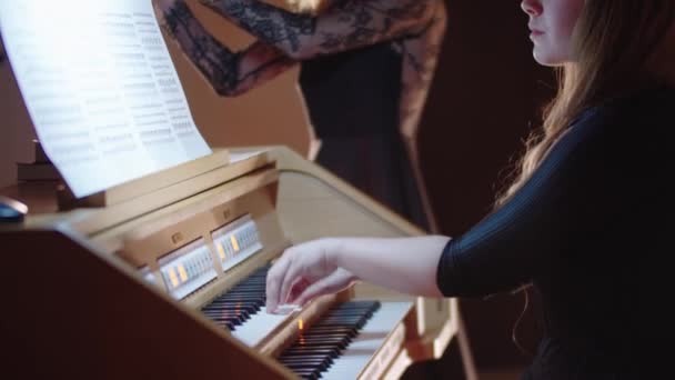 Music rehearsal - flutist and organist play in church — Vídeos de Stock