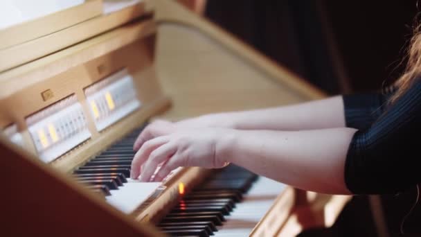Музыкальная репетиция - руки органиста играют музыку в церкви — стоковое видео