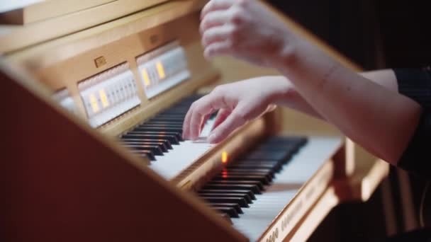 Μουσική πρόβα - τα χέρια του θηλυκού οργανίστα παίζουν μουσική στην εκκλησία — Αρχείο Βίντεο