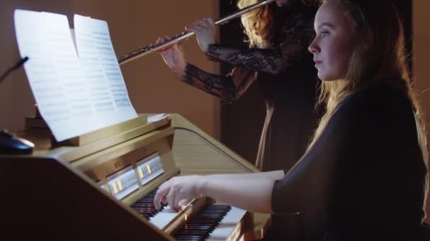 Music rehearsal - flutist and organist playing music — Vídeos de Stock