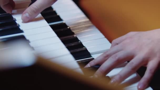 Μουσική πρόβα - τα χέρια της γυναίκας παίζουν μουσική σε ηλεκτρονικό όργανο — Αρχείο Βίντεο