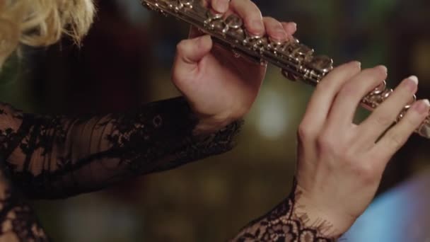 Женщина играет на флейте на фоне витражей — стоковое видео