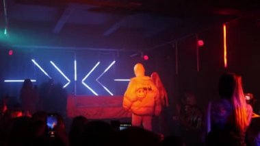 RUSSIA, KAZAN 20-02-2022: bir gece kulübünde kışkırtıcı bir dans gösterisi