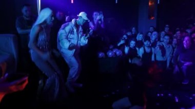 RUSSIA, KAZAN 20-02-2022: bir gece kulübünde seksi aktif bir kız dans ediyor