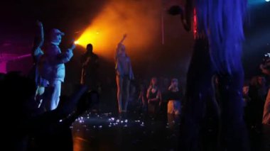 RUSSIA, KAZAN 20-02-2022: bir gece kulübünün sahnesinde dans gösterisi