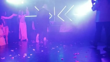 RUSSIA, KAZAN 20-02-2022: bir gece kulübünde dans partisi