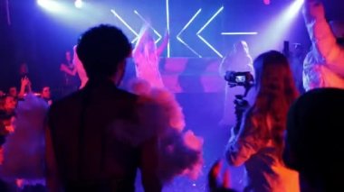 RUSSIA, KAZAN 20-02-2022: Beyaz peruklu bir kız kulüpteki bir partide dans ediyor