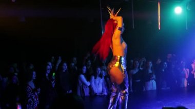 RUSSIA, KAZAN 20-02-2022: çarpıcı kostümlü seksi kadın bir kulüpte sahnede dans ediyor