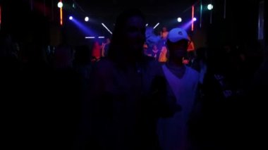 RUSSIA, KAZAN 20-02-2022: Şovun katılımcıları bir gece kulübünün sahnesinden ayrılıyorlar.