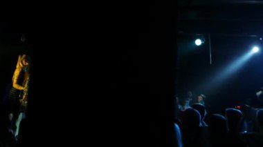 RUSSIA, KAZAN 20-02-2022: Bir gece kulübünün sahnesinde defilesiyle yerel bir parti