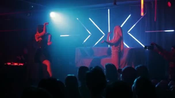 RUSSIA, KAZAN 20-02-2022: young tattooed woman dancing on stage in the club — Stockvideo