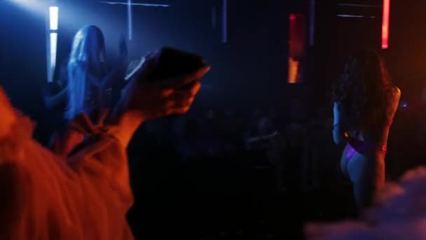 RUSSIA, KAZAN 20-02-2022: sexy vrouw in badpak dansend in nachtclub — Stockvideo