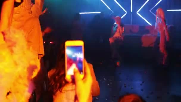 RUSSIA, KAZAN 20-02-2022: een persoon filmt een dansshow in een nachtclub op zijn telefoon — Stockvideo