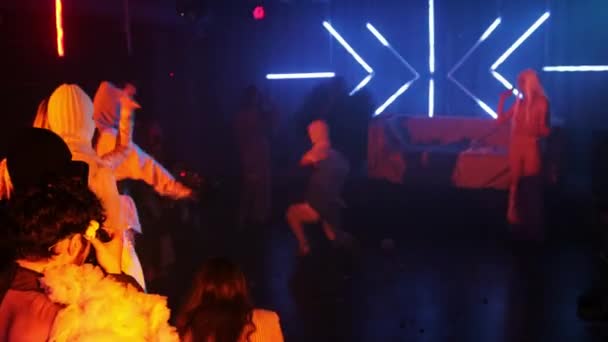 RUSSIA, KAZAN 20-02-2022: a man in a white fabric mask dances in a nightclub — Video