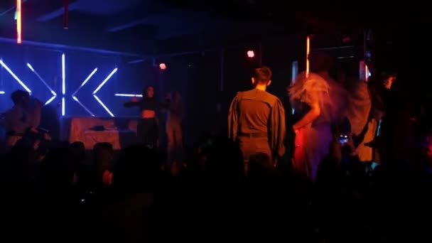 RUSSIA, KAZAN 20-02-2022: a bright dance show in a nightclub — ストック動画