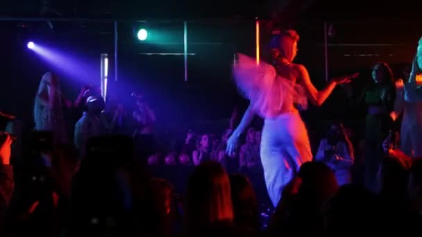 RUSSIE, KAZAN 20-02-2022 : un jeune homme en costume provocateur danse en vogue lors d'un spectacle dans un club — Video