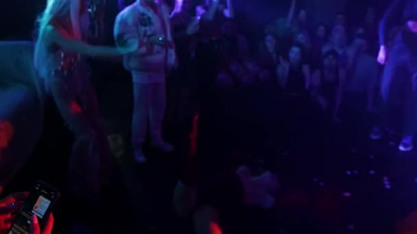 RUSSIA, KAZAN 20-02-2022: a sexy active girl dances on the stage floor in a nightclub — Vídeo de Stock