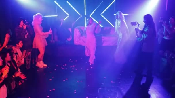 RUSSIA, KAZAN 20-02-2022: Bir gece kulübünde vogue dans partisi — Stok video