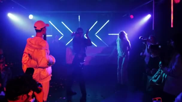 RÚSSIA, KAZAN 20-02-2022: um jovem em roupas atraentes dança na festa em um clube — Vídeo de Stock