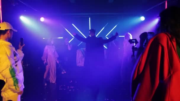 ΡΩΣΙΑ, ΚΑΖΑΝ 20-02-2022: ένας νεαρός άνδρας με δερμάτινο μπουφάν χορεύει Vogue σε πάρτι σε κλαμπ — Αρχείο Βίντεο