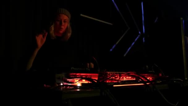 RUSSIA, KAZAN 20-02-2022: seorang DJ wanita muda berdiri dengan peralatan — Stok Video
