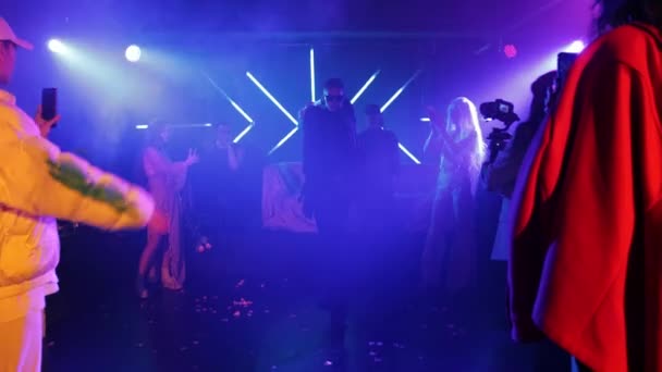 RUSIA, KAZAN 20-02-2022: un joven con chaqueta de cuero baila de moda en una fiesta en un club nocturno — Vídeos de Stock