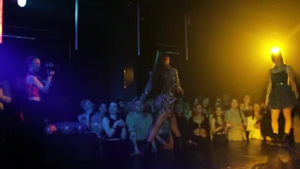 RUSSIA, KAZAN 20-02-2022: sexy woman in a stunning dress showing her costume on stage in a club — Stockvideo