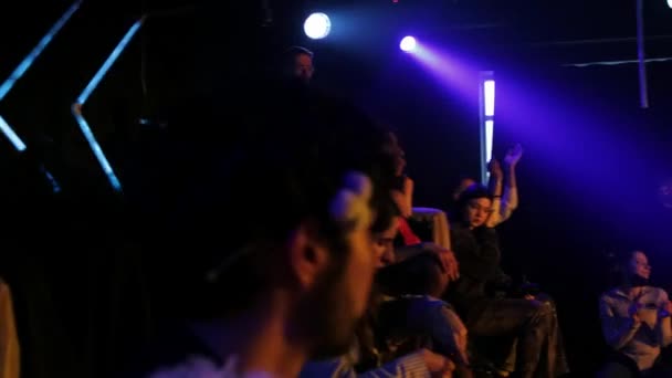 RUSSIA, KAZAN 20-02-2022: a man with smokey eyes leads a dance show in a nightclub — Vídeo de Stock