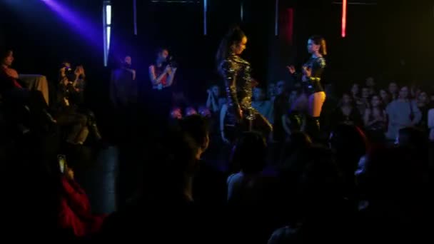 RÚSSIA, KAZAN 20-02-2022: Mulheres sexy mostram fantasias deslumbrantes em uma festa de boate — Vídeo de Stock