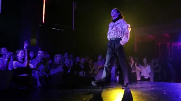 RUSSIA, KAZAN 20-02-2022: a young man in fashionable clothes goes on stage in a club — Stockvideo