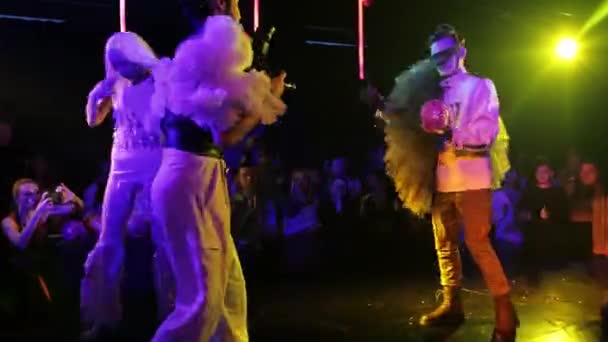 RUSSIA, KAZAN 20-02-2022: bir gece kulübünde moda gösterisi — Stok video