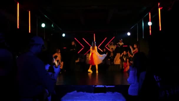 RÚSSIA, KAZAN 20-02-2022: desfile de moda no palco de uma boate — Vídeo de Stock