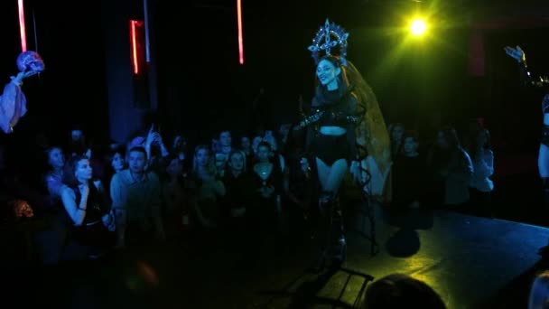RUSSIA, KAZAN 20-02-2022: a woman in a stunning costume walks on the stage at a fashionable party in a nightclub — Vídeo de Stock