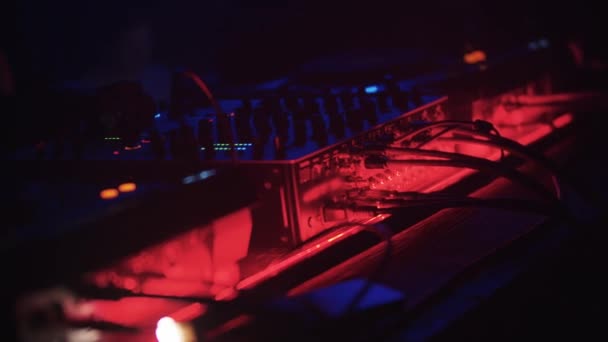 DJ χρησιμοποιεί εξοπλισμό DJ σε νυχτερινό κέντρο διασκέδασης — Αρχείο Βίντεο