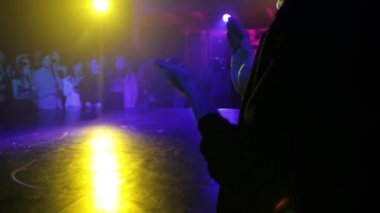 Bir gece kulübü partisinde insanlar alkışlıyor.