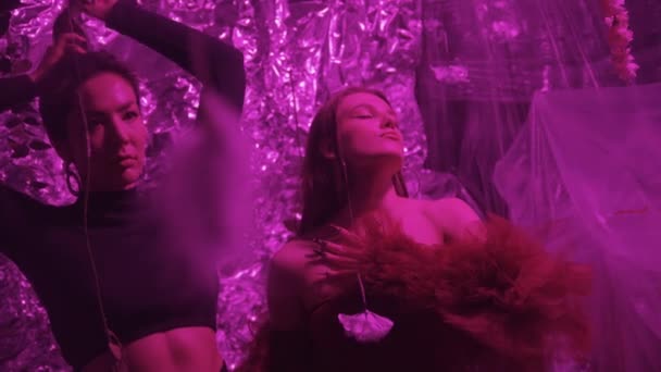 RUSSIA, KAZAN 20-02-2022: two beautiful girls in a photo charcoal in a nightclub — Stockvideo