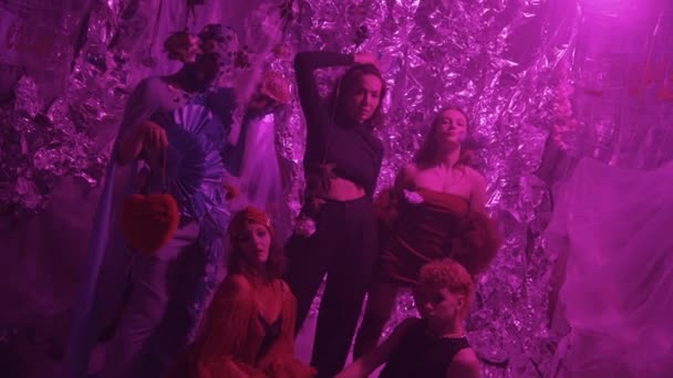 RUSSLAND, KAZAN 20-02-2022: Eine Gruppe junger Leute in atemberaubenden Kostümen wird im Nachtclub fotografiert — Stockvideo