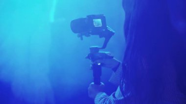 RUSSIA, KAZAN 20-02-2022: Bir kadın kulüpte bir şovu dengeleyiciyle kamerayla çekiyor