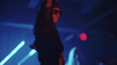 RUSSIA, KAZAN 20-02-2022: İlginç kıyafetler içindeki bir adam gece kulübünde dans ediyor