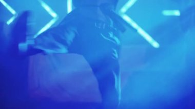 RUSSIA, KAZAN 20-02-2022: şık kıyafetler içindeki bir adam gece kulübünde dans ediyor