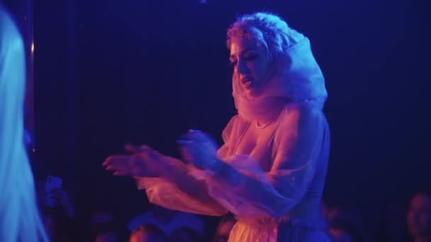 RUSSIA, KAZAN 20-02-2022: sunucu sahnedeki bir gece kulübünde dansçıları destekliyor — Stok video