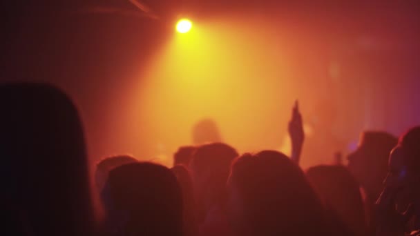 RUSSIA, KAZAN 20-02-2022: show in a nightclub in orange light — Vídeo de Stock