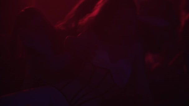 РОССИЯ, КАЗАНЬ 20-02-2022: люди веселятся в темноте в ночном клубе — стоковое видео